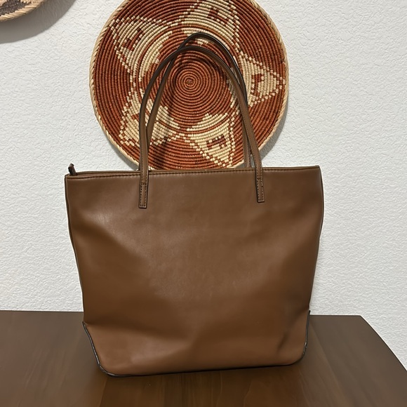 Nine West brown purse with zip closure, middle zip pocket, 3 sections. - Picture 4 of 9